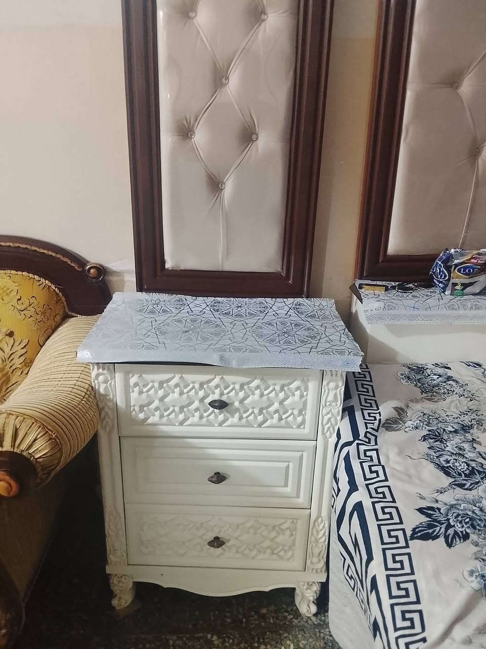 سلام عليكم عندي هاي غرفه النوم عراقيه سبع قطع 
سعره ميلونين وربع رقم هاتف ***********عنوان بغداد
