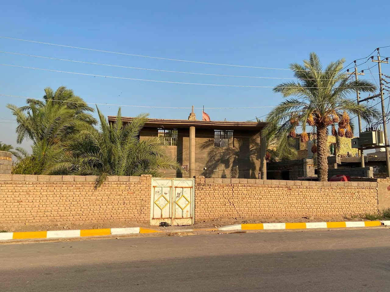 الدار للبيع المساحة ٥٠٠متر ركن يحتوي على غرفتين وصالةومطبخ واستقبال المكان الرفاعي شارع الكورنيش 
مكلف بلنشر 
للاستفسار الاتصال على الرقم 

‭***********‬
