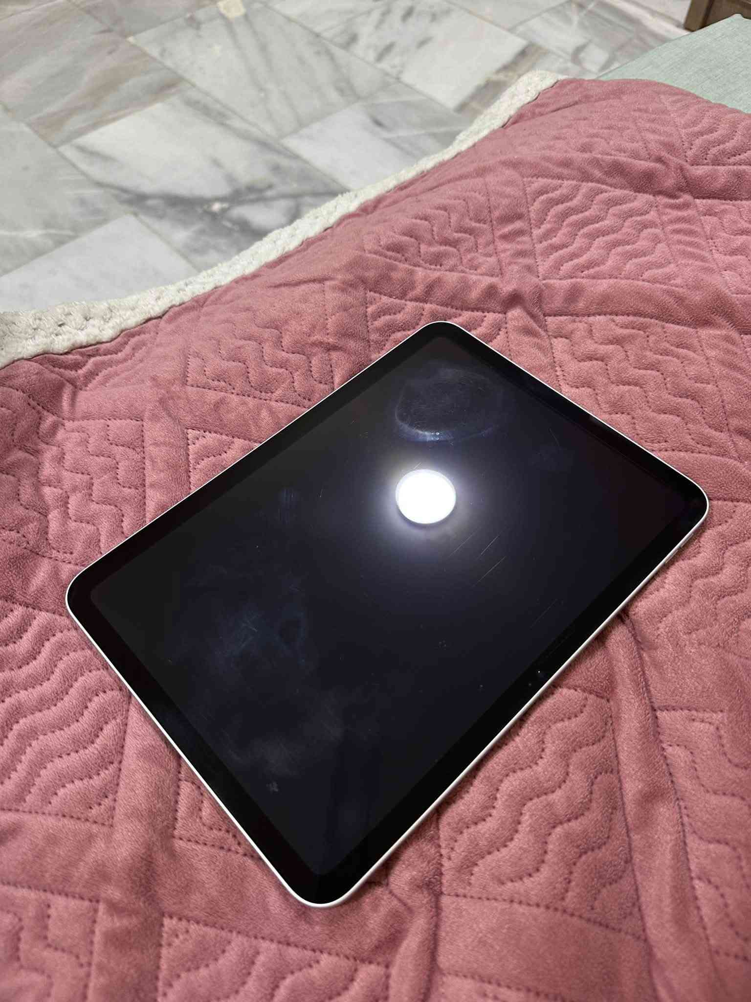 السلام عليكم 

ايباد 10 معالج A16 ذاكرة 64GB بطارية 85% من الحاسبة نظافة عالية مداخل تصليح ولا مبدل بي أي شي وكلشي بي سليم وشغال نظافة 90% مثل ما مووضح بالصورة الكلاسة فقط بيها طبع اصبع اثر استخدام مثل ما موضح وما مأثرة ابد ملحقاتة شاحن كامل و كفر وكارتونة
سعرة قفل 360 الف 

مكاني البلديات 
واتساب ***********
