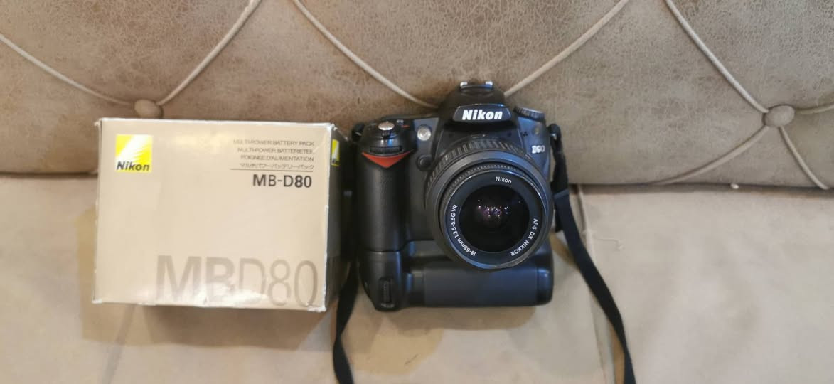📸 للبيع Nikon D90
✅ قطعة نظيفة 100% ✅ شغالة بدون أي أعطال أو مشاكل ✅ الفحص مفتوح بأي مكان ✅ مناسبة للمبتدئين والمحترفين
المواصفات:
📷 دقة 12.3 ميگابكسل
🎥 تصوير فيديو HD 720p
⚡ سرعة تصوير 4.5 صور بالثانية
🎯 نظام فوكس 11 نقطة
📺 شاشة LCD قياس 3 إنج
💾 تدعم بطاقات SD / SDHC
🔋 بطارية أصلية تدوم لفترة جيدة
📸 تدعم جميع عدسات Nikon F-Mount مع وجود محرك فوكس داخلي
📦 الملحقات: ( عدسة 18-55 ، الشاحن، ملاحضة‼️ :البطارية تحتاج تبديل، رام 64 Gb، كراب للبطاريات. الكارتونة الاصلية...)

📩 للاستفسار مراسلة الخاص أو الاتصال.
واتساب :***********
واتساب:***********

الكاميرا استخدام شخصي وقطعة نظيفة 100%، والفحص مفتوح قبل الشراء.
