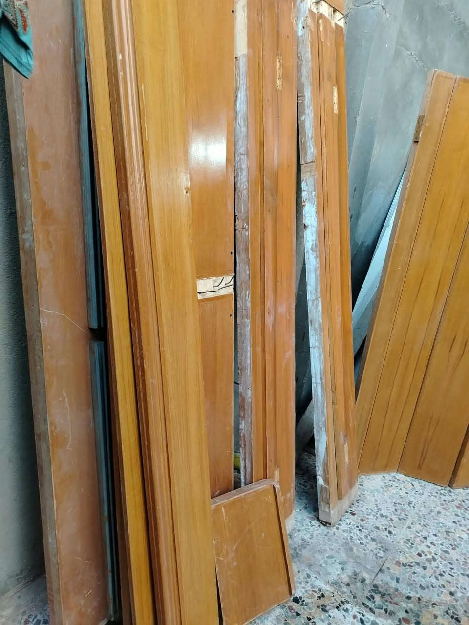 باب دفترية تسكام جرجوبه لوح ثقيل نضيفه الصور ضالمته 
ارتفاع الجرجوبه عدا الاذان مترين ونص العرض عدا الاذانات صافي متر و85  
ارتفاع الباب الدفتريةمتر و95 الباقي يجي خانتين فواصل فوك الباب
للبيع *********** متوفر وتساب ماسنجر
