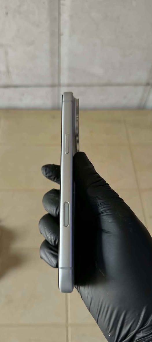 للبيع iPhone 17 Pro Max - 256GB - لون سلفر 

شرق اوسط-نسخه العراق - شريحة فعلية +eSIM

البطارية 100% - مشحون 31 مرة فقط
الحالة: جديد شخط مابيه
عمر الجهاز: 40-50 يوم فقط
الملحقات: بوكس + كيبل
السعر: 1,850,000 وبي مجال
العنوان: الفلوجة قرب مطعم حجي حسين
 سبب البيع: على مود اشتري 18 Pro   Maxمستعجل 

للتواصل: واتساب + اتصال [***********

السعر جديد مالته: 2,040,000 دينار
تفحص وتاخذ الفلوجة, الأنبار

نص مكتوب في الصور:
- 2:06 68 4G حالة البطارية حالة البطارية عادية تعمل بطارية iPhone هذه على النحو المتوقع. حول البطارية والضمان... الحد الأقصى للقدرة 100% هذا قياس لقدرة البطارية مقارنة بقدرتها عندما كانت جديدة. قد تتسبب القدرة المنخفضة بتقليل ساعات الاستخدام بين عملية الشحن والأخرى. عدد الدورات 31 هذا هو عدد مرات استهلاك iPhone لققدرة البطارية. معرفة المزيد... تاريخ التصنيع حزيران 2026 أول استخدام آب 2026
- 2:06
- حول
- < iPhone
- الاسم
- < 27.0
- إصدار iOS
- iPhone 17 Pro Max
- اسم الطراز
- MFYM4AF/A
- رقم الطراز
- DH7PHCQDWW
- الرقم التسلسلي
- الضمان المحدود
- تاريخ انتهاء الصلاحية 2027/8/11
- إضافة تغطية AppleCare
- يتبقى 16 من الأيام لإضافة تغطية التلف العرضي.
- 0
- الأغاني
- 172
- الفيديوهات
- 285
- الصور
- 16
- التطبيقات
- 256 غ.ب.
- السعة