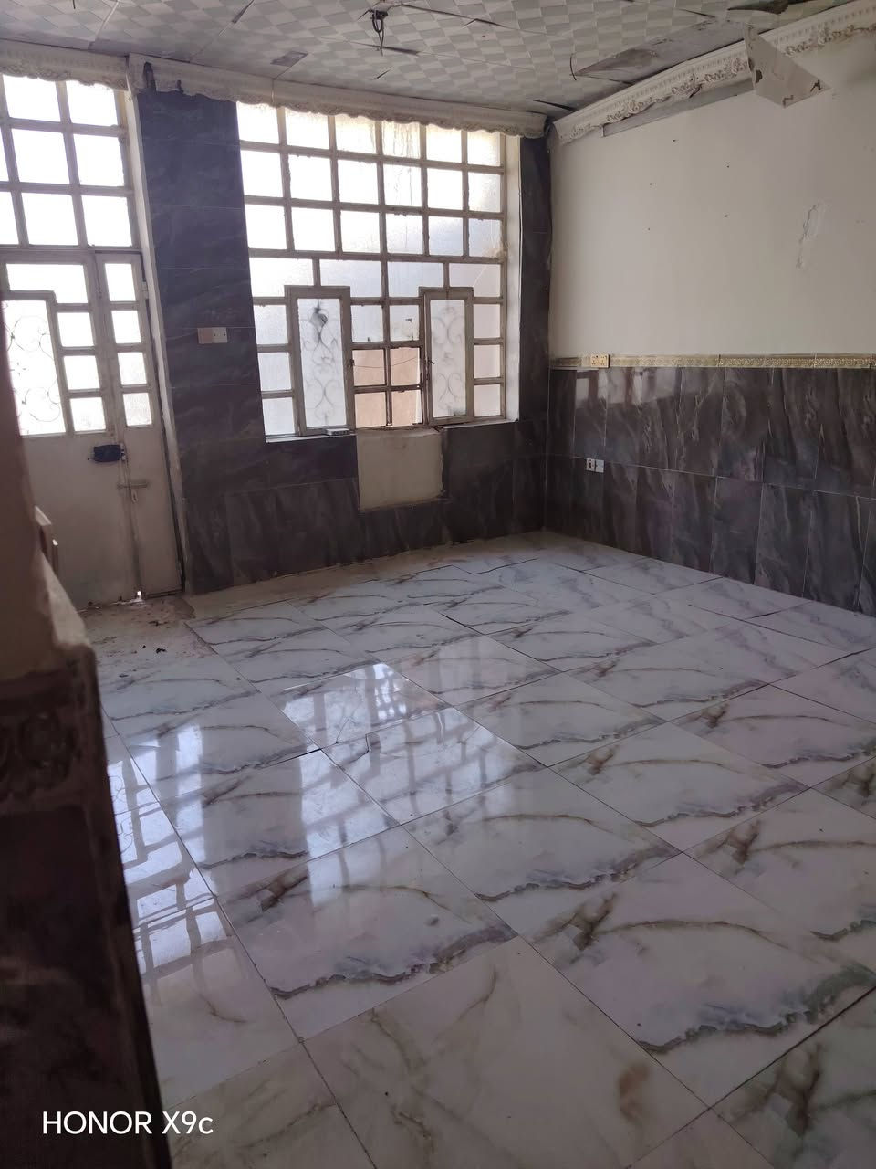 السلام عليكم
بيت 150 متر بثلاثينيات مقابل جامع شهيد رائد بالشارع عشرين منطقه جدا نظيفه وهادئه بيت طابقين بيت زين لكن الكاشي لطابق الأرضي تعبان الباقي خير من الله اي استفسار اتصل على الرقم ***********
