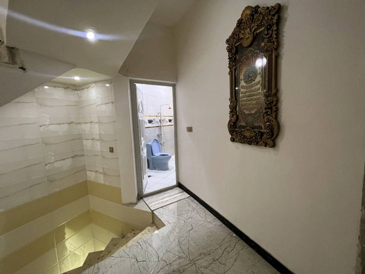 دار للبيع (طابو صرف) (الدورين سوق الازرملي) بداية شارع شيخ معروف
 المساحة 54 متر واجهه 5 نزال 11 
بناء جديد سنة 2021 ثلاث طوابق درجه اولى 
الارضي والطابق الاول دنك صب 
الارضية الاول مرمر والطابق الثاني والثالث بورسلين 
 يتكون الارضي استقبال + مطبخ + مجمع صحيات + منور
الطابق الاول غرف عدد 2 + مجمع صحيات + مطبخ بالبالكونه 
الطابق الثاني غرف عدد 2 فقط 
بيتونه + سطحين 
يعني المجموع 4 غرف نوم
(نقص فقط الواجه + محجر درج)
 فرصة جيدة للاستثمار يؤجر ب 600 الف
السعر / 155 مليون وبي مجال بسيط
للاستفسار على الارقام
***********
***********