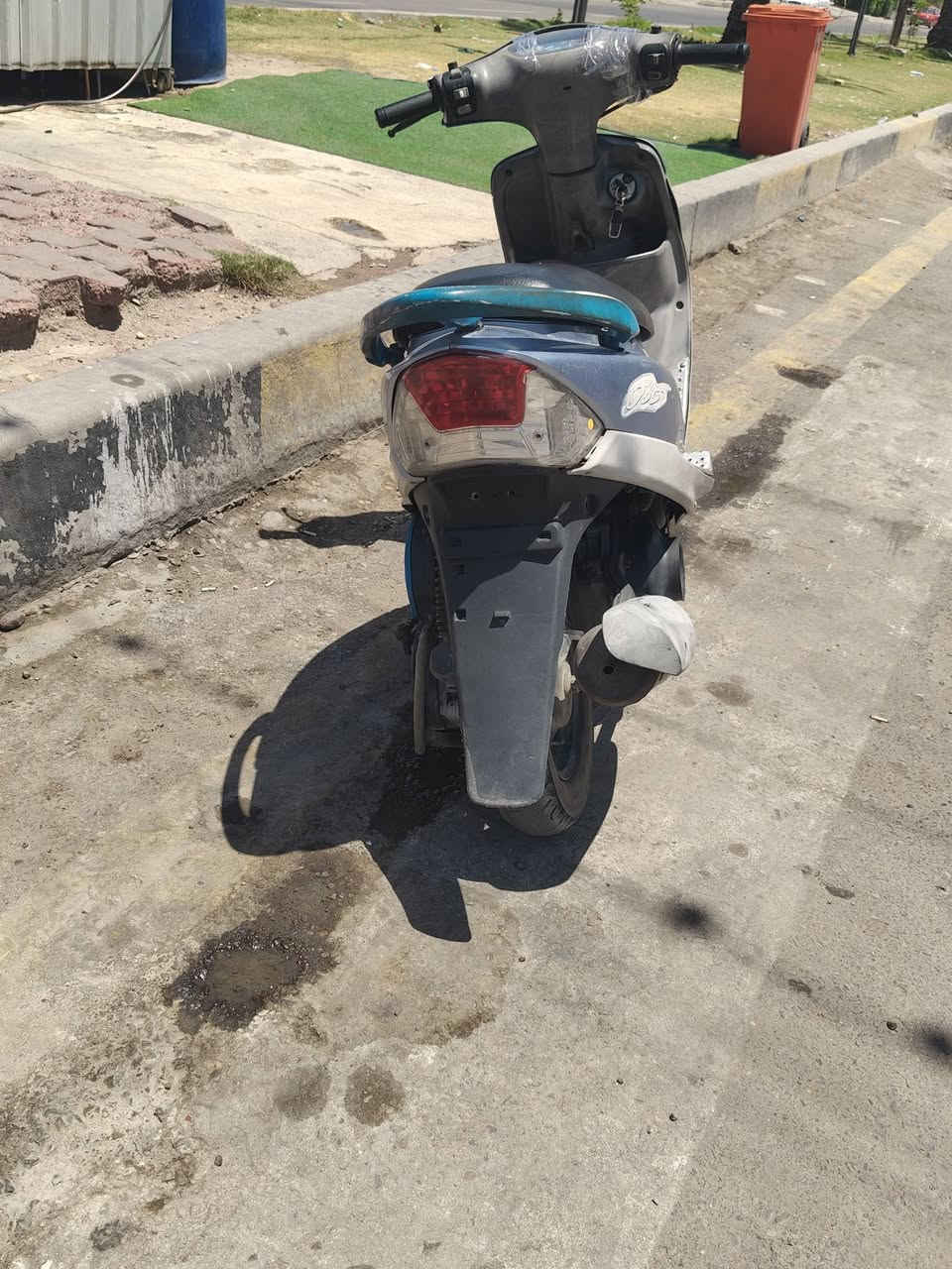 دراجه ماكس منغولي الدراجه نضيفه لا مفتوحه ولا مجفته بس شويه الكفرات مضرره الدراجه كامله الاستاند تعليك موجود قبضات الاصليه ول مازده موجوده ويه اضويه 3 ويه فيشه مال اضويه اشتري شغاله المكان بغداد البنوك سوق الميثاق السعر 600 وبيه مجال ***********
