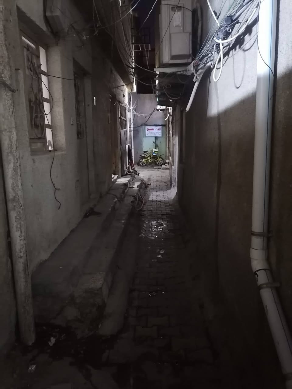 السلام عليكم...
دار للبيع في الكاظمية / السميلات قرب الامام خلف شارع الامام علي الجديد..
المساحة  ١٠٢  متر..
البيت ركن خلفي.. الواجهه مترين تقريبا (الباب فقط) مثل ما موضح بالصور..
عرض البيت ١٠ متر
والنزال ١٠ متر..
البيت بناء قديم ومتروك يعني ينحسب ارض..
سعر المتر  مليونين ونص.. 
للاستفسار ***********  ابو حسن..
