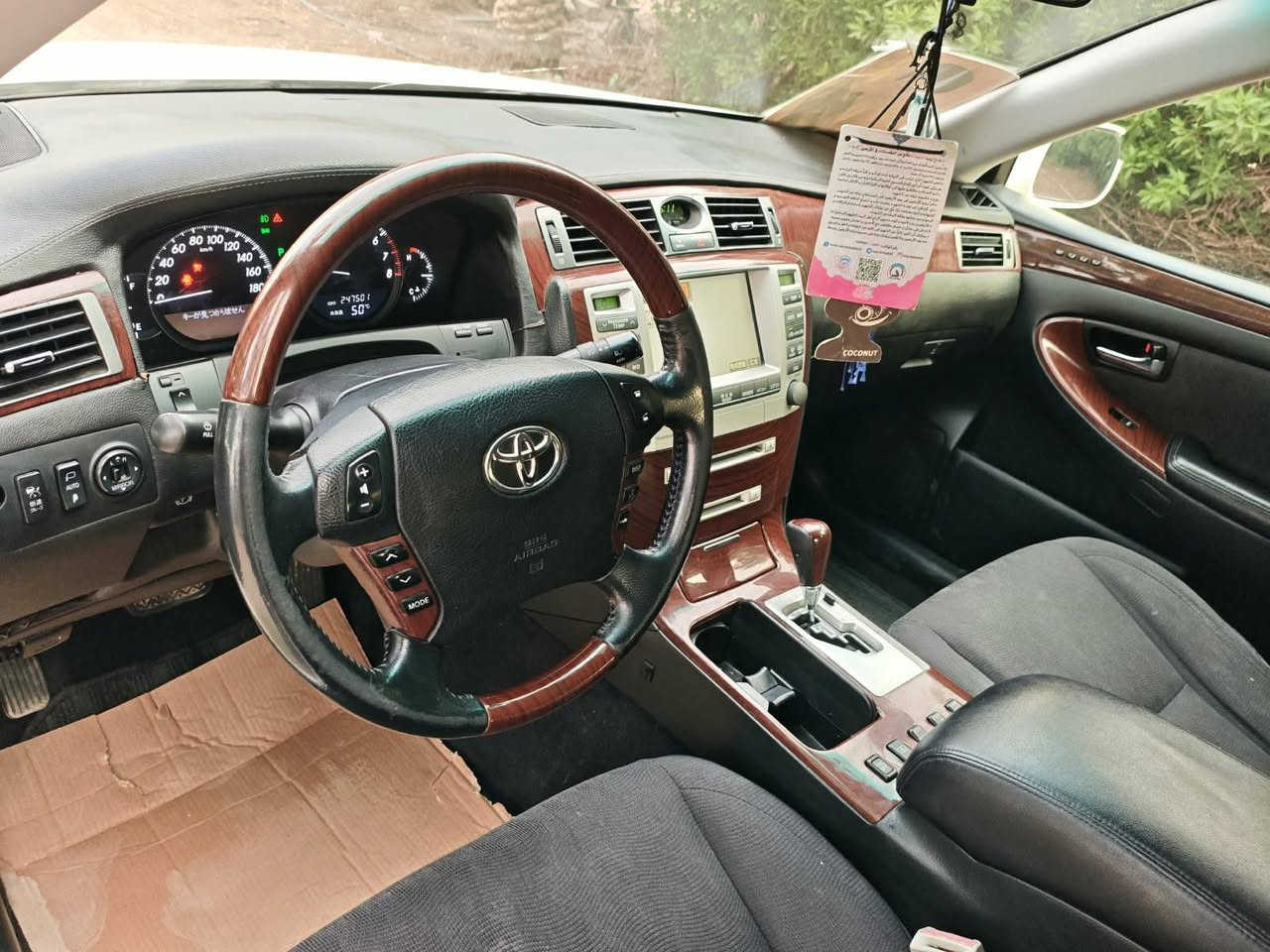 *للبيع كراون ماجستا 2005 - بأسمي تحويل فوري* 🚗

*المواصفات:*
- *النوع:* تويوتا كراون ماجستا
- *الموديل:* 2005 
- *اللون:* [ابيض صدفي]
- *المحرك:* 8 سلندر- مكينة شرط
- *الكير:* اوتوماتيك شرط
- *التبريد:* تبريد امامي خلفي "رادار" + تبريد امامي ثلاجة باردة
- *الفتحات:* فتحة سقف 
برده خلفيه 
- *الدكم:* 5 دكم فول مواصفات
- *الحالة:* السيارة جديدة كلش، جاهزة، مابيها نقص ولا عطل
- *السنوية:* بأسمي وتحويل فوري
- *الضمان:* مكفولة من كلشي كير مكينه حداديه عيل شرعي اصوليات 

*مميزات اضافية:*
1.  *غرفه جديده كلش
2.  *شاصي اوكص مكفوله
3.  *تاير وبطارية* جدد
4.  *مسجل وشاشة* وكاميرا خلفية
5.  *حساسات + تحكم ستيرن* 

*الملاحظات:* 
السيارة ما بيها اي نقص، كلشي شغال 100%. تبريدها ثلاجة بالصيف، 
*السعر:* [+964 781 401 8536] تواصل اتصال أو واتساب
*المكان:* ذي قار قضاء الإصلاح 
*الاتصال:* [***********] ابو علي 

التحويل باسمي مباشر. تحويل ثاني يوم هزه جديده.
