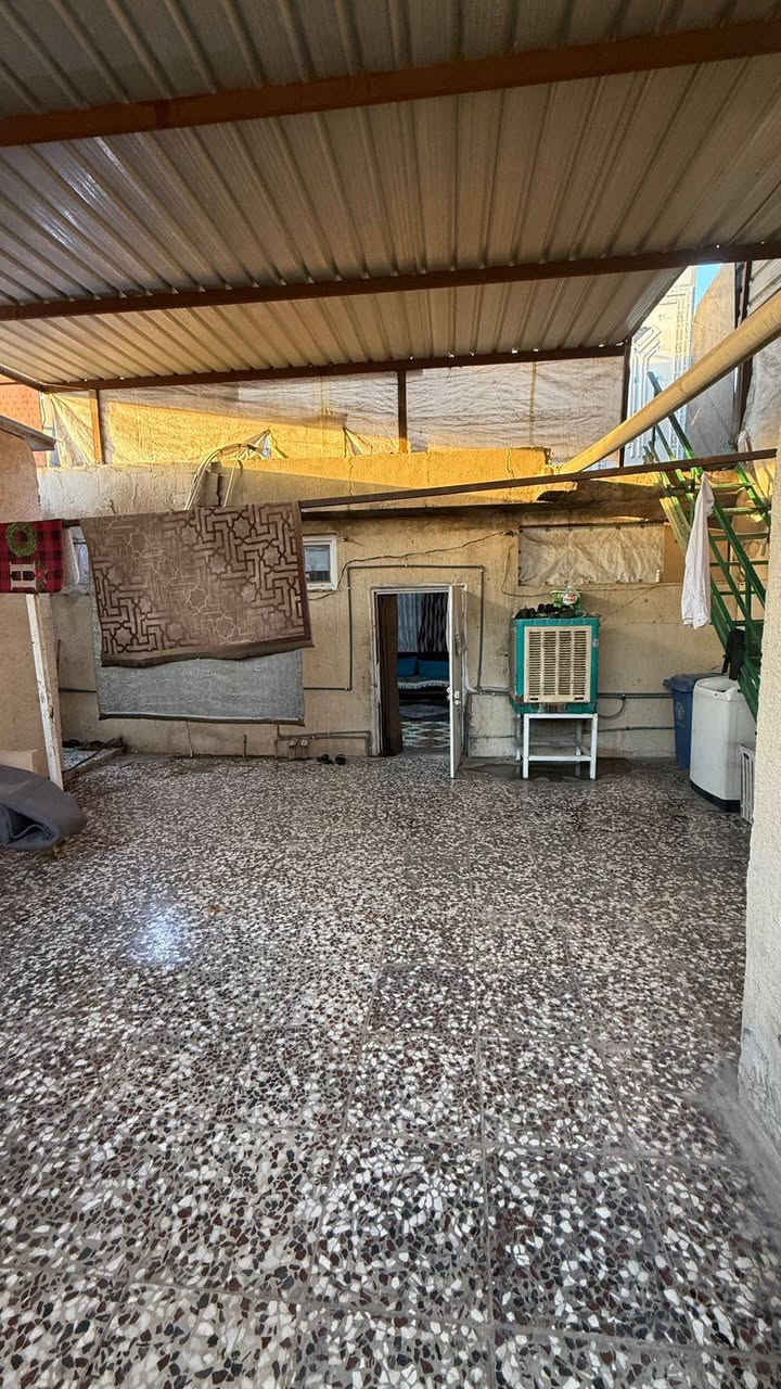 السلام عليكم بيت تجاوز في شارع فلسطين يحتوي على غرفة وهول كبير ومطبخ وخدمات ومنوور وطابق ثاني غرفتين ساندويش البيت كاشي جاهز من دل الخدمات...
 قرب كراج كلية الرافدين خلف جامع القدس كهرباء وطني خصخصة تطفة 3 ساعات فقط يوميأ 150 متر واقع حال 
*********** وتساب متوفر
