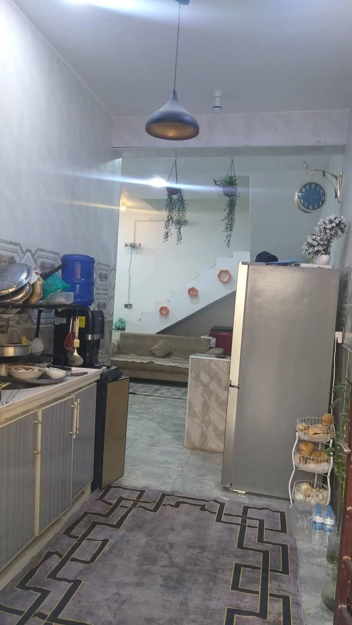 السلام عليكم دار سكن طابقين للبيع حديث البناء درجة اولئ في الكوت منطقة حي الحكيم الأولئ في الوائلية بالقرب من شارع الصب يقع على شارع 20م رئيسي مساحتة 140م طابقين البناء طابوق درجة اولى والسقف صب مسلح والارضية والجدران سيراميك ويتكون البيت من غرفتين نوم وصالة واستقبال ومطبخ وصحيات داخلية وخارجية ومرقم من قبل البلدية السعر 55 وبي مجال الاستفسار الاتصال على هذا الرقم ***********
