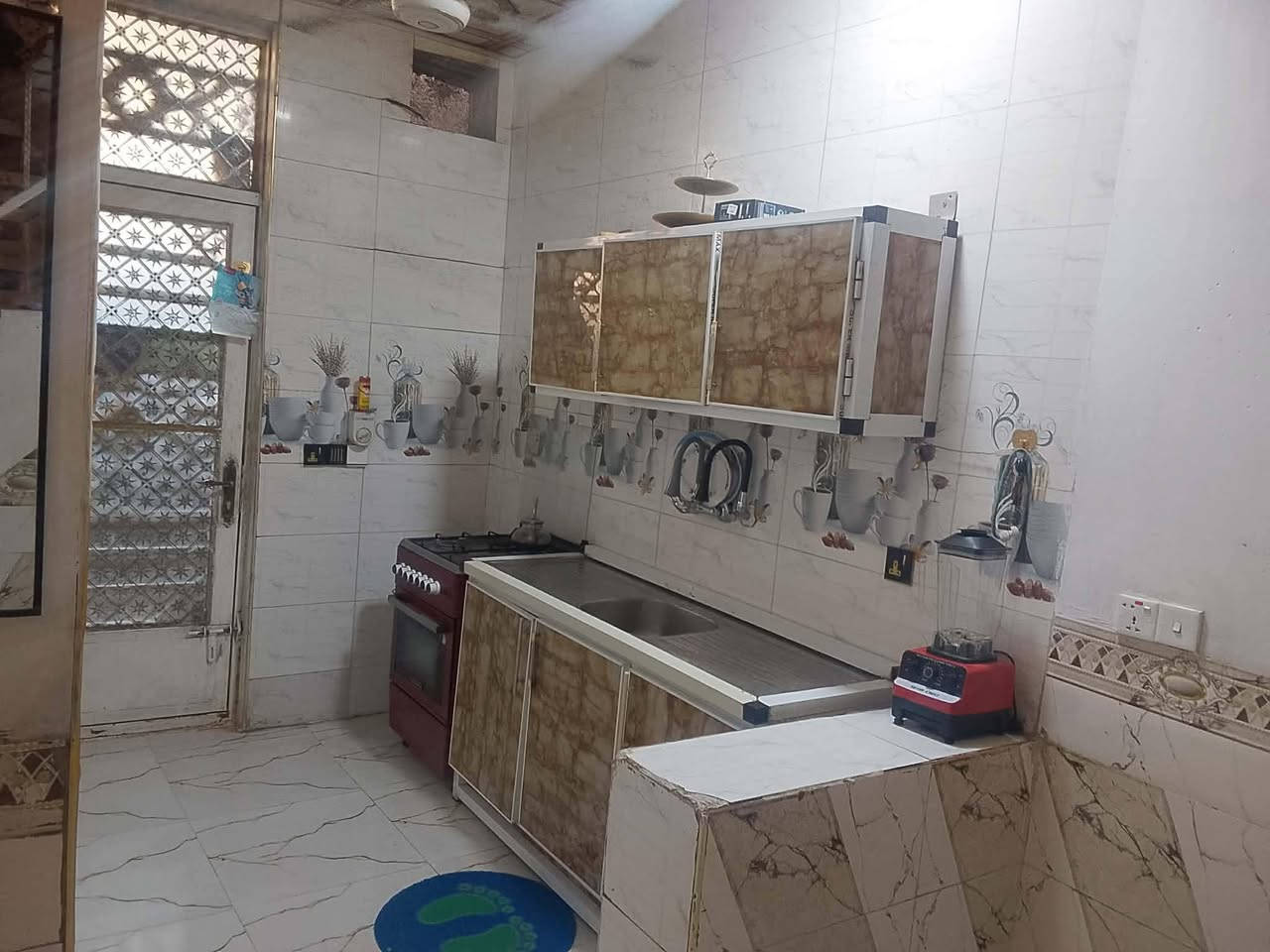 السلام عليكم بيت 66 متر بحي الاطارات غرفتين وصاله وصحيات ومطبخ وستقبال بناء نضيف طابوك ركن على حديقة رقمه 29333 السعر 110 وبي مجال  ***********
