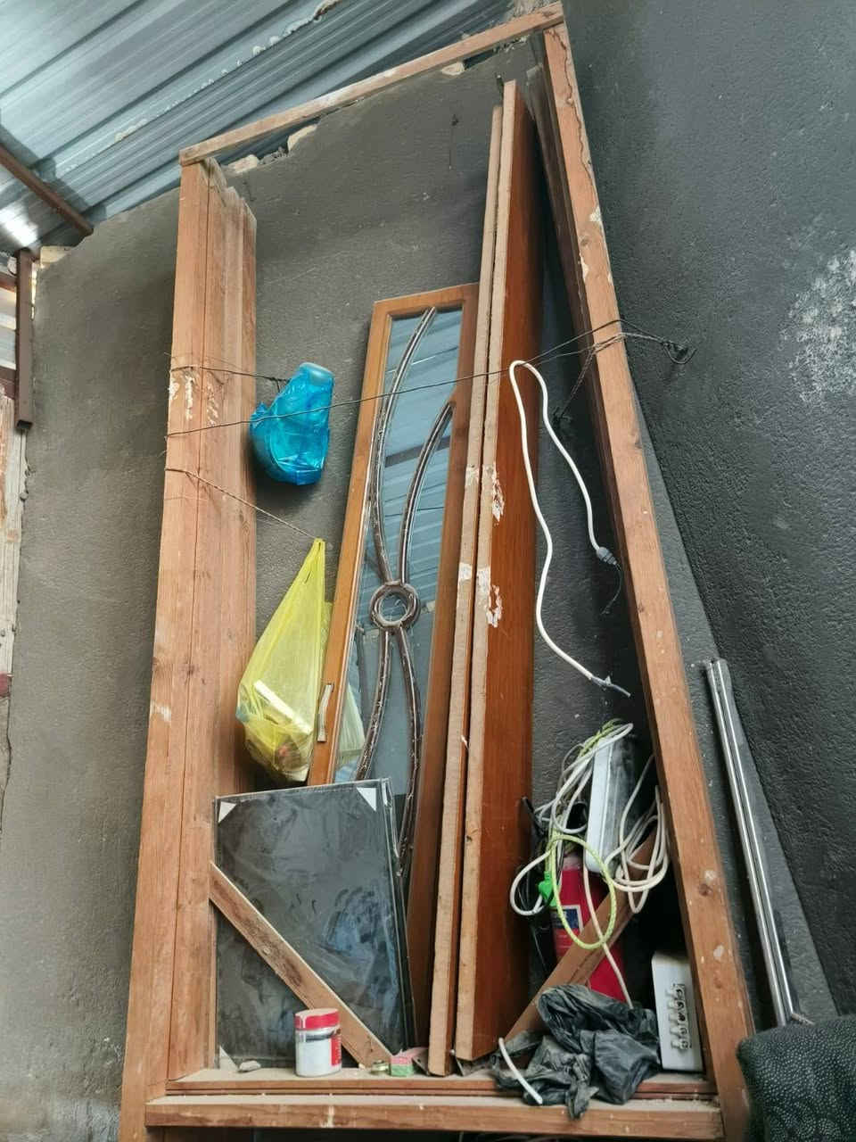 يشبابيك حديد لبيع 2متر طول 2متر عرض 3شبابيك+شباك ارتفاع 1ونص متر عرض متر+جرجوبه باب 2لبيع الفضليه الخاص مفتوح ***********

