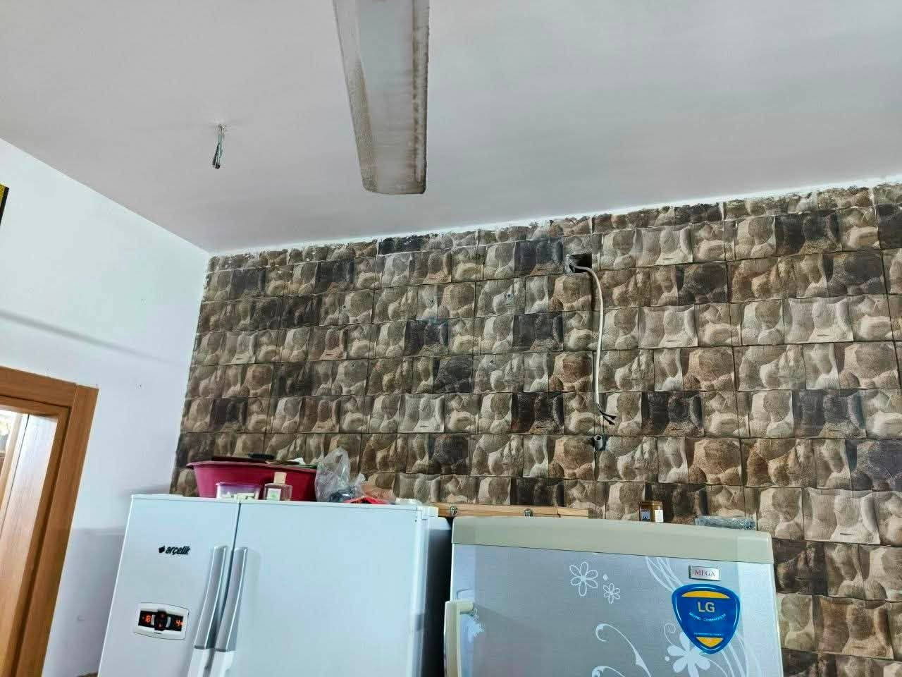 🏡 بيت للبيع

📍 المساحة: 200 متر مربع
📐 الواجهة: 10 متر
📏 العمق: 20 متر

مواصفات البيت:

* 3 غرف نوم.
* صالة استقبال.
* مخزن (ساندويج).
* البيت مستلم هيكل وتمت أعمال الإكمال بإشراف شخصي.
* تنفيذ البناء وأعمال الدمج من قبل شركة مختصة.
* الحمام والتواليت منفصلان.
* جدران الصالة والاستقبال مكسوة سيراميك (حزام)، مع تغليف الجدار المجاور للحمام بالحجر للحماية من الرطوبة والتقفع.
* تم تبديل أساسات البيت بالكامل.
* تنفيذ نظام تصريف مياه الأمطار بشكل احترافي.
* أساسات البيت مرشوشة بالنفط الأسود لعزل الرطوبة.

💰 السعر: 145 مليون دينار عراقي (نقدًا)، ويوجد مجال للتفاوض.

للاستفسار أو المعاينة، يرجى التواصل على الخاص
او على الرقم ( ***********)
