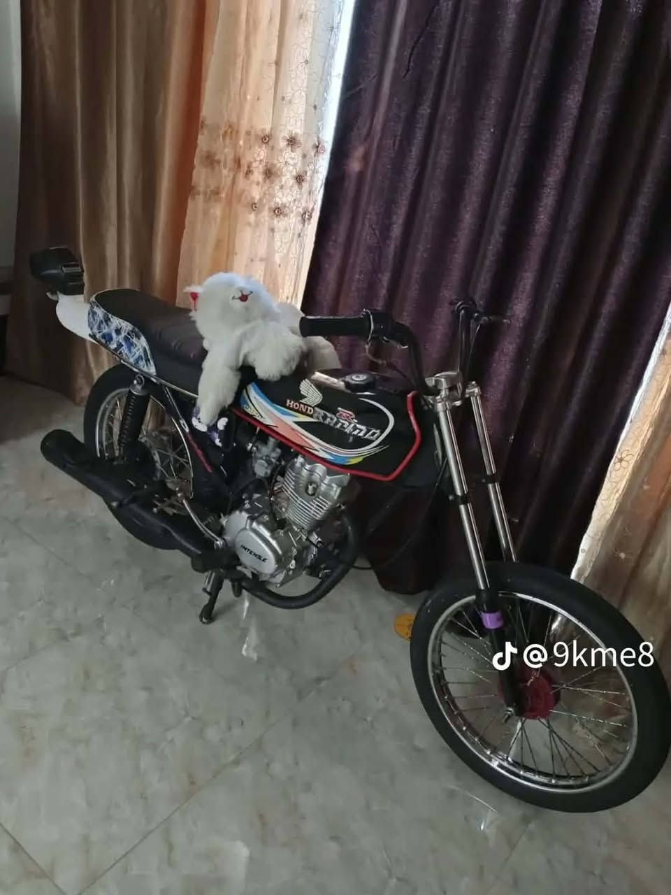 سلام عليكم شباب دراجه انتنس كامله مكمله ما بيهه اي نقص تركب وتطلع شلعه ومعدل شك لكاع موديل 2026دراجه مال جناي عارضهه ب550وبيهه مجال رقم***********. ولمو شراي لا يصير لوتي براسي اسمعه كلام مو حلو عنواد ديالى بعقوبه.
