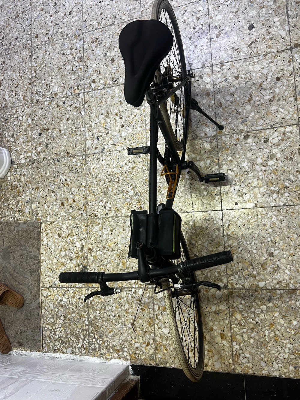 باسكل c700 نظيف وحلو وراقي جدا وعملي بل شارع يحتوي على ستناد مطاره وجنطه وفسفوريات بل تاير وكشن مبطن باسفنج العطل الوحيد تايرات فقط بأشكل حلو ونظيف
سلام عمي، شنو الموديل/الماركة بالضبط؟ وإذا تعرف المقاس همين (مثل 26 أو 27.5 أو 700c) اذكره حتى يكون الإعلان أوضح.: 
26
الباسكل شغّال 100%؟ بيه أي عطل ثاني غير التايرات، مثل السلسلة/السرعات/الفرامل/الستناد؟: 
لا بس التايرات
تايراتها شنو وضعها بالضبط: تحتاج تبديل بس، لو بيها ثقب/تآكل/تفريغ هوا؟: 
تبديل فقط 
المكان وين بالضبط بالعراق؟ وأي مدينة/منطقة حتى الزبون يعرف وين يراجعك.: 
بغداد شارع فلسطين حي الإدريس 
تقبل فحص وتجربة قبل الشراء؟ وشنو آخر سعر نهائي ويا مجال بسيط لو السعر ثابت؟: 
بي مجال 
