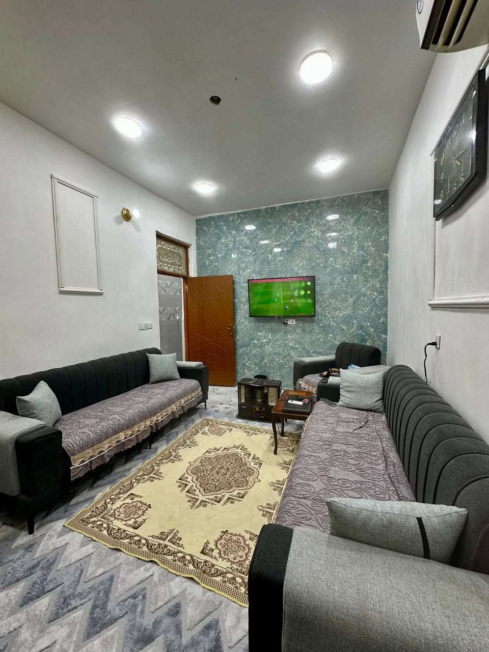 بيت للبيع ١٠٠ م الزعفرانية زراعي بيت بنية سند ٢٥ 
بناء حديث فرع ٣٢ يمينا
طابق واحد يحتوي على طرمة كبيرة ومدخلين وصالة وغرفة نوم واحدة  و مطبخ ومنور مثل ما مبين بالصور ( السعر ٨٣ ) مليون 
(( ما ابيع قسط )) المراجعة في نفس البيت 
للاتصال *********** ابو احمد ( واتساب )
