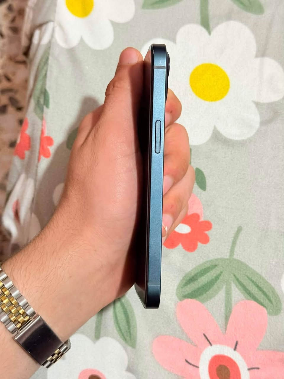 للبيع فقط !
ايفون 13 عادي 
ذاكرة ١٢٨ 
بطارية ٩٥ 🔋
تك سيم 
الجهاز مبدل اي شي بيه 
نظافه ٩٠٪؜
سعر ٤٦٠ وبيه مجال بسيط
***********
مكاني موصل الجانب الايسر

