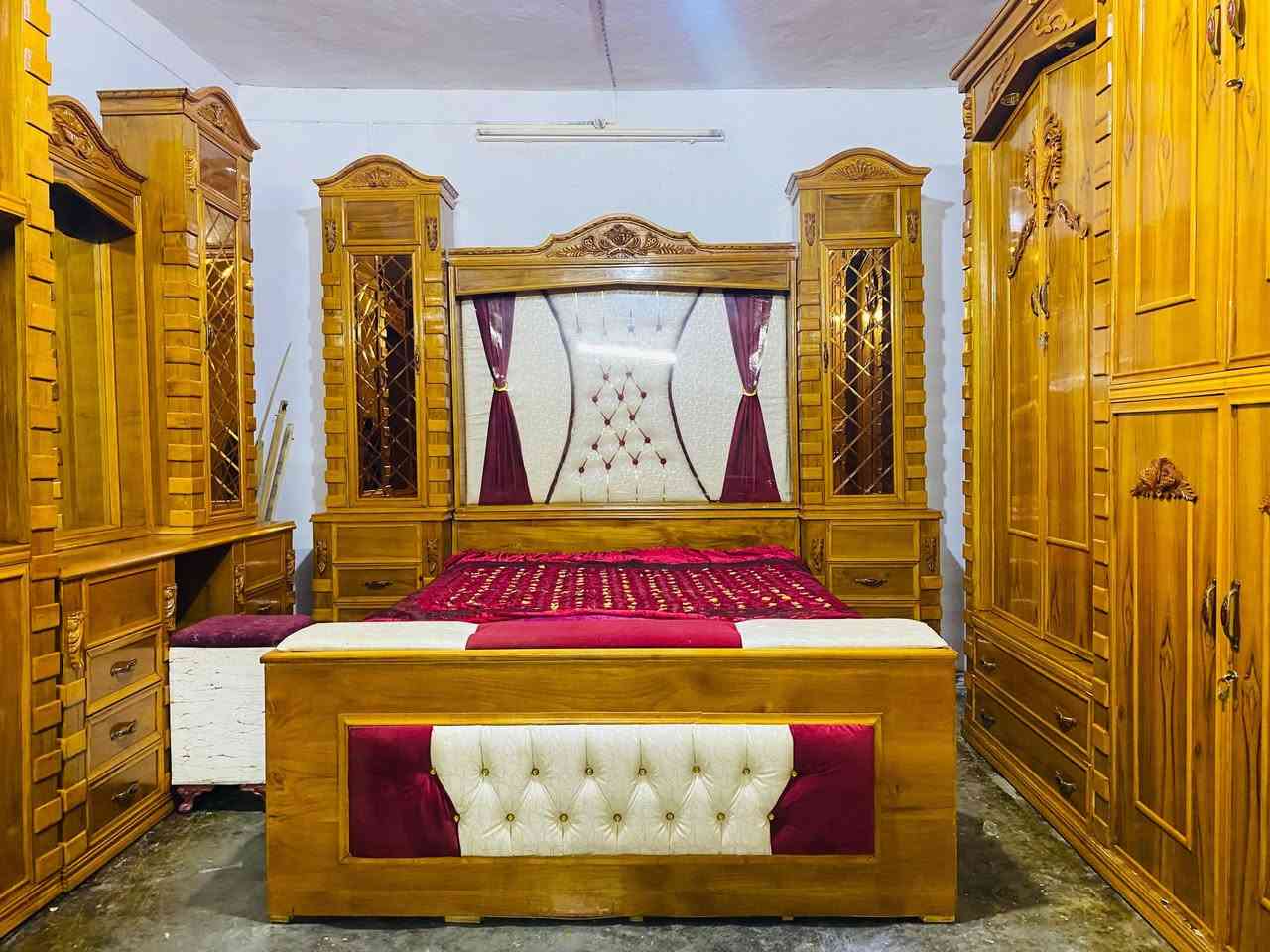 توجد غرفه نوم ملكيه صاج عراقي الخارج ٥ملم طبيعي وداخل ٤ملم شرط حطاطه جيب النجار الي يعجبك نضافه بعده جديده استخدام قليل  السعر مليون و٨٥٠ وبي مجال بسيط للاستفسار اتصال ***********

