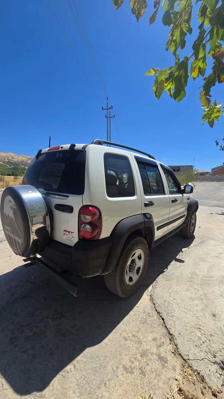 بە ناوی خوای گەورە 
جێب لیبرتی ٢٠٠٧  دەبل اکسل 
١ ئینج بەرز کراوەتەوە بۆ جوانی
 لەسەر سیستەمی بیلادی 
دەعامی پێشی کراوە بە ئاسن 
تانها یەک پەلە بۆیاخی هەیە 
 چوار جام کارەبای تەبرید 
شاشە و کامیرا سەنەوی رەقەمی تازە گێر و مەکینە تەبرید تەقە و رەقە هەموو گیانی بە شەرت زۆر تازە ماوەتەوە هیچ مەسرەفیکی تیدا نیە ٤ تایە و ویلی لۆکی لە ژیرە سعری ٩٨ مەعمەلە 
شوێن هەلەبجەی شەهید
***********
*********** حلبجة, السليمانية

