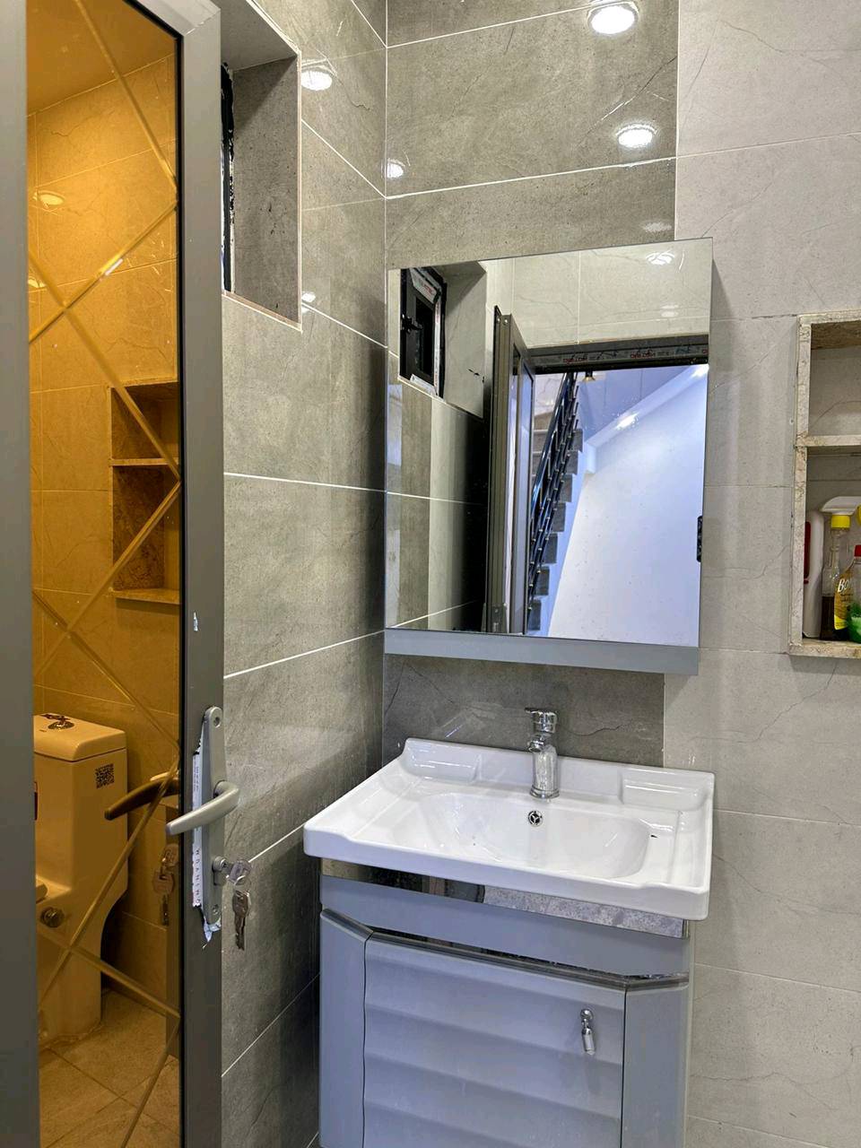 🏠 بيت للبيع في بغداد – الدورة

📍 الموقع: الدورة – خلف كلية الهادي
📐 المساحة: 100 متر
🏢 3 طوابق
🛏️ 5 غرف نوم
🚿 4 حمامات
🛋️ مؤثث بالكامل وجاهز للسكن

✨ مناسب للسكن أو الاستثمار التجاري
✨ موقع مميز وقريب من الخدمات

📱 للاستفسار والتواصل عبر واتساب فقط:
***********