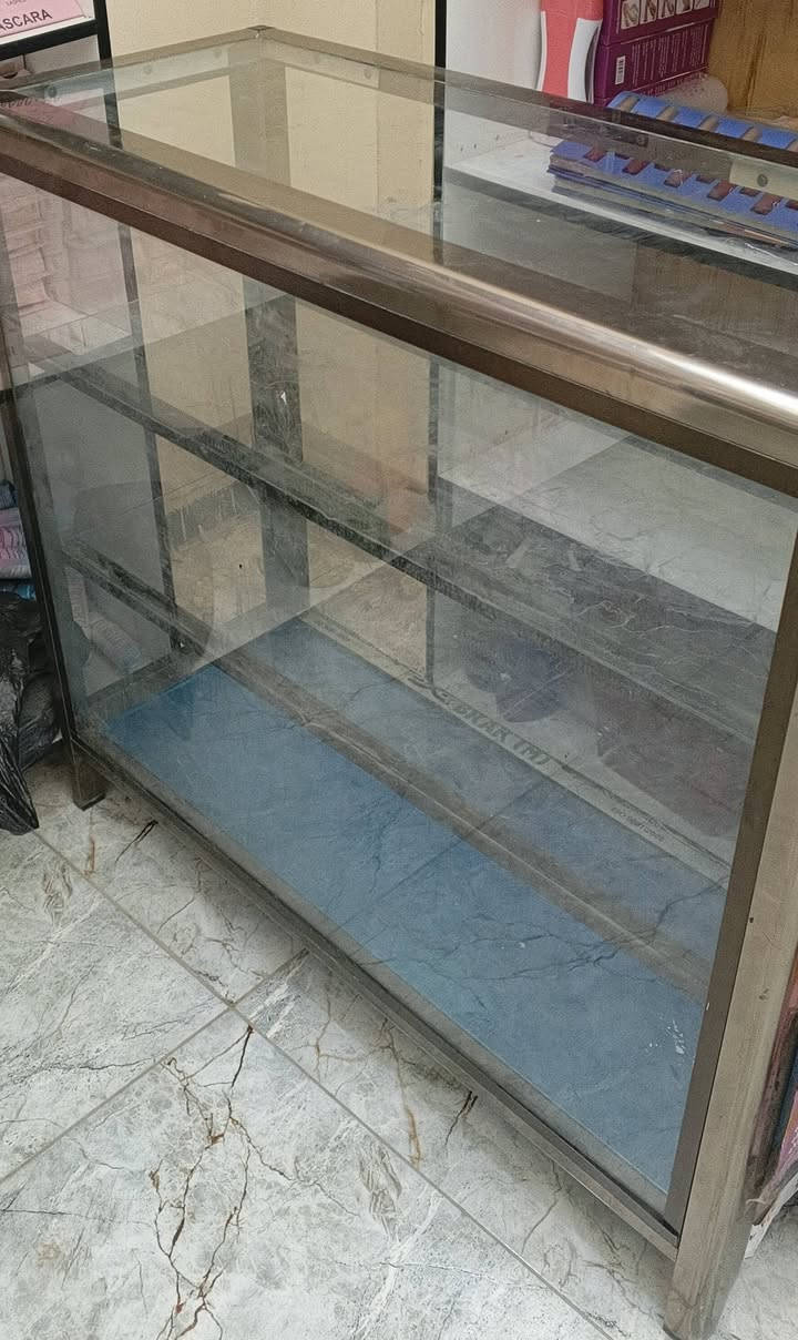 مكلف بالنشر باترينه محل زجاج + رفوف خشبية مال محل ما محتاجهن اكتب سعرك باليرضي الله مكاني بعقوبة التحرير *********** متواجد واتس + اتصال
