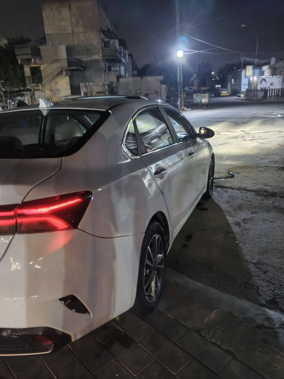 السلام عليكم kia (k3)
خليجي
موديل 22 سياره فول مواصفات محرك 1500 
مواصفات مثبت سرعة
اشاير مري 
فتحه سقف 
شاشه كار بلي
مواصفات معروفه 
سياره بيها باب وجاملغ مصلح هنا بلعراق 
تحويل مباشر 
السعر 125$ وبيها مجال بسيط حك الجيه
العنوان بغداد غير متواجد هنا 
*********** للاتصال
