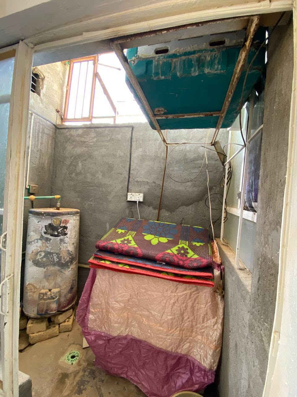 بيت للبيع 100 متر 5x20 في حي الانوار قرب الشريعة مقابل مجمع وارث السكني 
يتكون من غرفه و وصالة كبيرة مفتوحة ع المطبخ صحيات داخل و خارج و منور بناء بلوك سقف سندويش البيت مرتب جداً 
.
الخدمات 
ماء كهرباء مولد ذهبي مدرسة قريبة ابتدائية+متوسطة 
شبكة كهرباء جديدة قيد العمل 
.
نوع العقار 
ارض توزيع حكومي للمتجاوزين مشمولة بالتطويب 
.
السعر 
18 مليون بيه مجال قليل جداً 
اتصال على .***********. كربلاء, العراق
