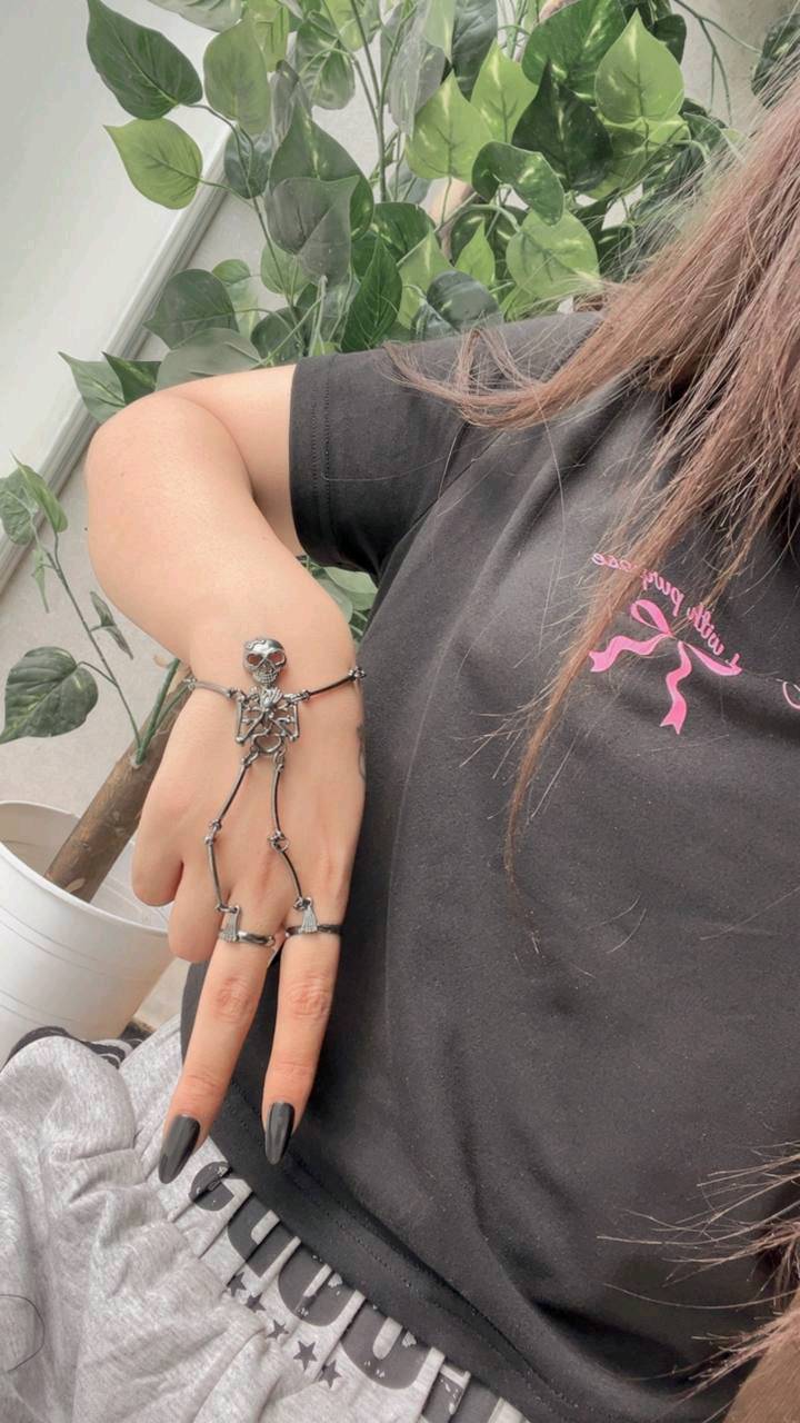 ✨ شباحية معصم الهيكل العظمي 🦴💀 ✨🖤

إذا تحبين الستايل المختلف والقطع اللي تلفت النظر من أول نظرة 😍🔥 هذا المعصم إلكِ!

💀 تصميم هيكل عظمي مميز وفخم
🖤 متوفر باللون الأسود
🤍 ومتـوفر باللون الفضي
👩🏻‍🦰 مناسب للبنات
👨🏻 ومناسب للولد
💧 مقاوم للمي حتى تلبسينه براحتج
✨ الطلاء ثابت ويحافظ على شكله ولمعته
🔥 تصميمه غير اعتيادي ويكمل اللوك بطريقة كلش حلوة
🖤 ينفع للّبس اليومي وللطلعات والمناسبات
😍 قطعة تخلي إيدج مميزة وتضيف لمسة جريئة للستايل

مو مجرد إكسسوار… قطعة بيها شخصية وهيبة 😎💀

سعر القطعة 11 الف
🚘يوجد خدمة توصيل لجميع محافظات العراق ٤ الاف🚘