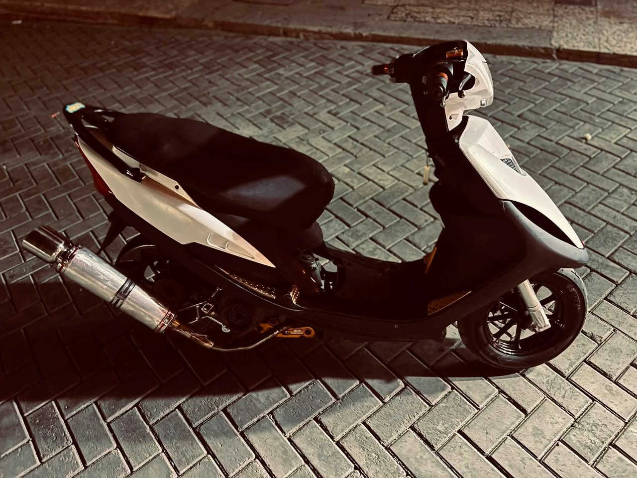 سلام عليكم ماكس عدله
بوشه 55اصلي مو تجاري 
صدر رياضي RGS
شيال هايبر
قبق عمبار NCY
قطره دهن NCY
كفرات اربع ولف
بك لايت اربع ولف
ويل مشيف 
صالنصه رياضي 
الدراجه نقوصاتها بسيطه بريك امامي 
ودشبول 
ضفيره جديده بس اتشد كلوبات كلشي يشتغل
الدراجه خير من الله ترايك للبصره 
مكاني بغداد مدينه الصدر 
سعرها 800وبيها مجال للطيبين
رقمي ***********
