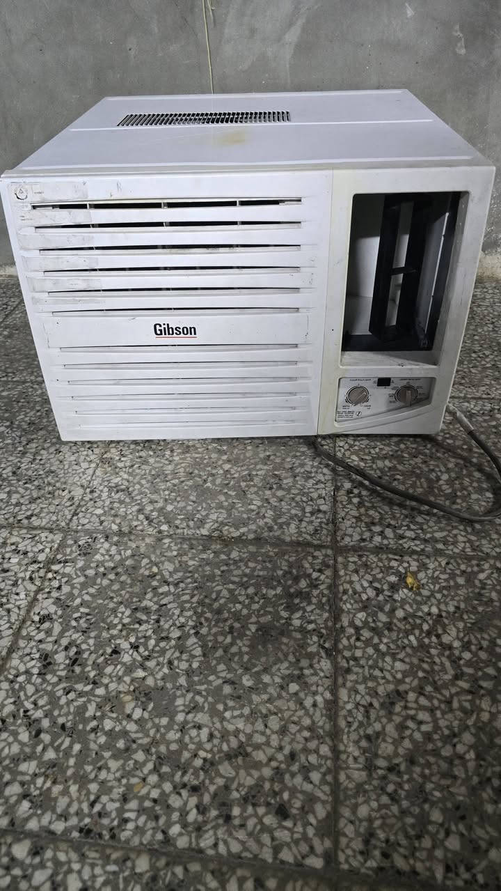 السلام عليكم مكيف للبيع 2 طن استخدام سنتين شغال بس برودته قليله السعر 200مكان شعب حي البساتين للاستفسار ***********

