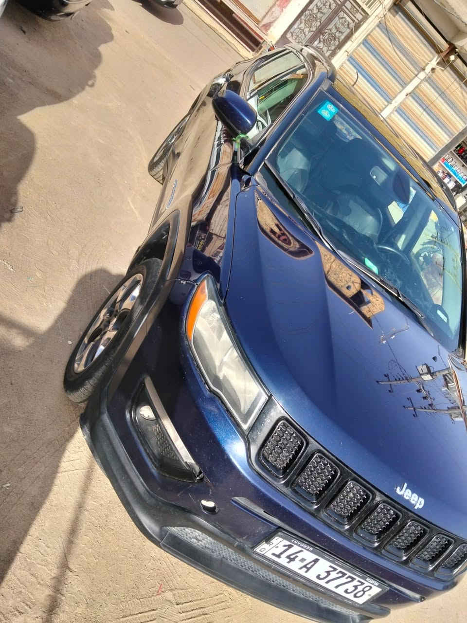 سلام عليكم جيب  موديل2019 
فور ويل 4x4
الون حبري مع قمارة سودة بلاك توب
فول مواصفات ماعدى البنراما 
مميزات السيارة 
كار بلاي مع شاشة كبيرة 
كشنات جلد مع تدفئة تبريد
 كامرة دوارة 
ادامة كاملة 
سستم صوت past
بصمة ابواب مع ترحيب 
تشغيل عن بعد 
تعتيم 
سايد بريك بصمة 
وضعيات القيادة 
مثبت سرعة 
رقم بصرة انكليزي جديد 
سنوية 2027 مشروع وطني تحول ثاني يوم
طخم تاير جديد
محرك 2400 مكفول 
كير 9 نمر مكفول 
تدفئة تبريد كفالة 
مكفولة من الصبغ
داخلة في حالة ممتازة
عدد المسارات 85 الف ميل 
حدادية 100% قبل كم يوم مبدلهاا صدر
السعر 117يها مجال
العنوان البصرة 
متوفر واتساب ***********
بيها بارد بالباب الراكب وبارد بالجاملغ الخلفي
