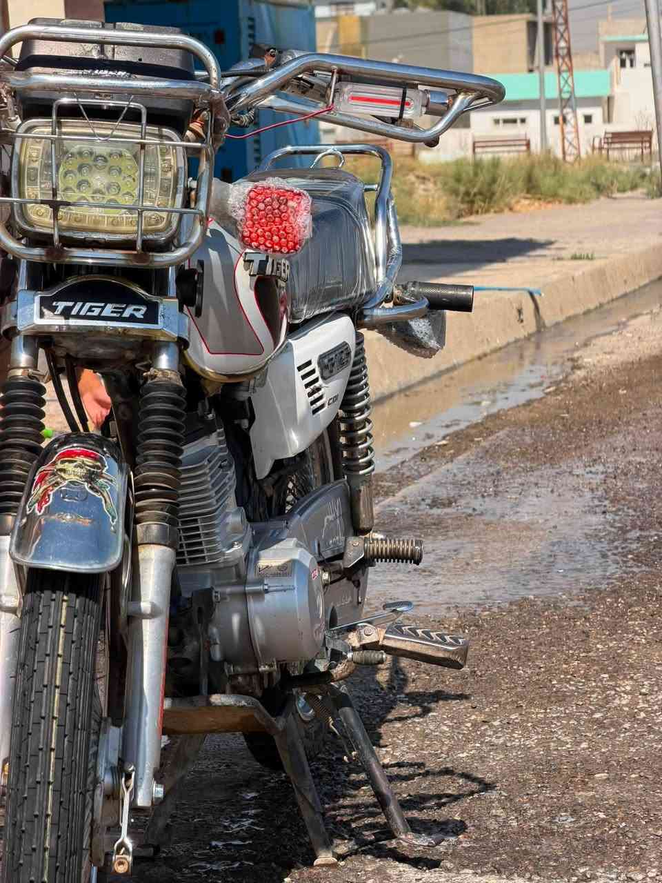 بسم الله الرحمن الرحيم
وينهم وينهم عشكت ال 2020 

تايكر ابو الدرع وزن ثقيل 

شرط المحرك لا بخار لا صرف لا مفتحوحه 

تجي اشوفها بعينك الدراجه كيل حلوها

شرط باي اول الدراجه بصمه المحركه 

كله شغاله دراجه مال جناي 

السعر 550 وبي مجال للطيبن 

رقم الهاتف ***********
