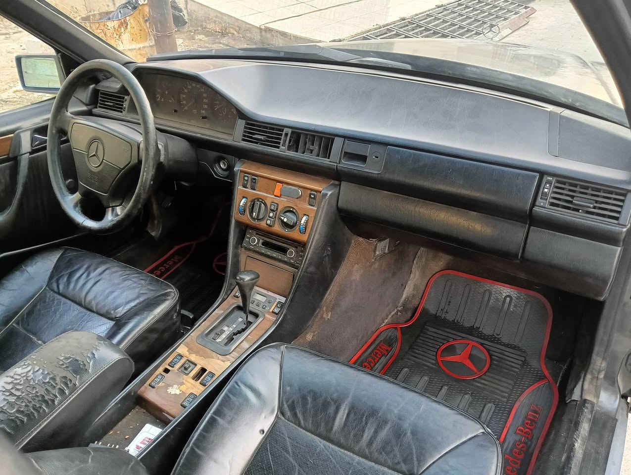 مارسدس دب 
موديل 1989
بدون صبغ بيها تقحيل
محرك كاز 6 سلندر بيها نفخ
تبريد شغال 
هزه جديد و ابسمي 
***********
***********
