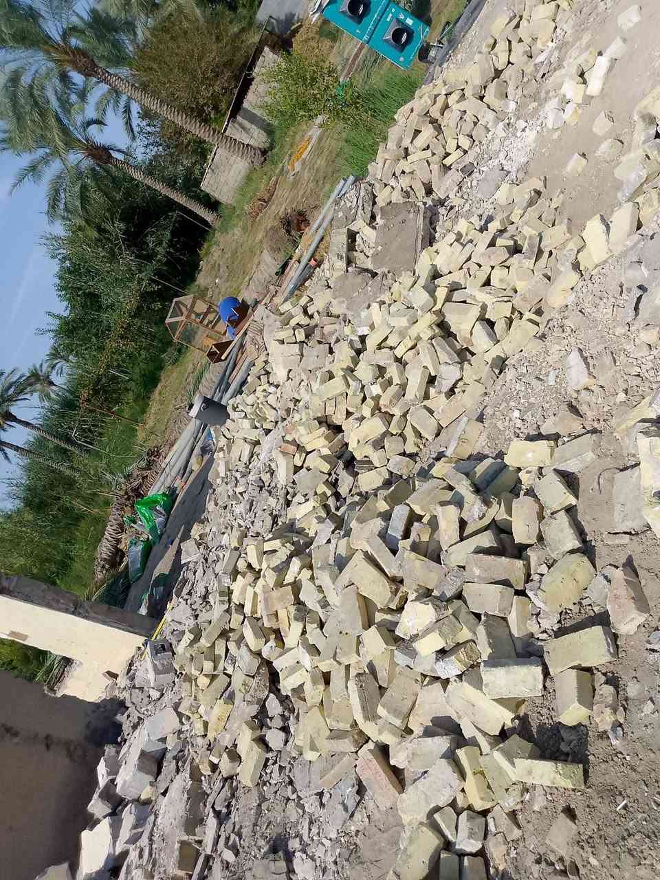 ***********

يوجد طابوق عادي للبيع التواصل على الرقم
