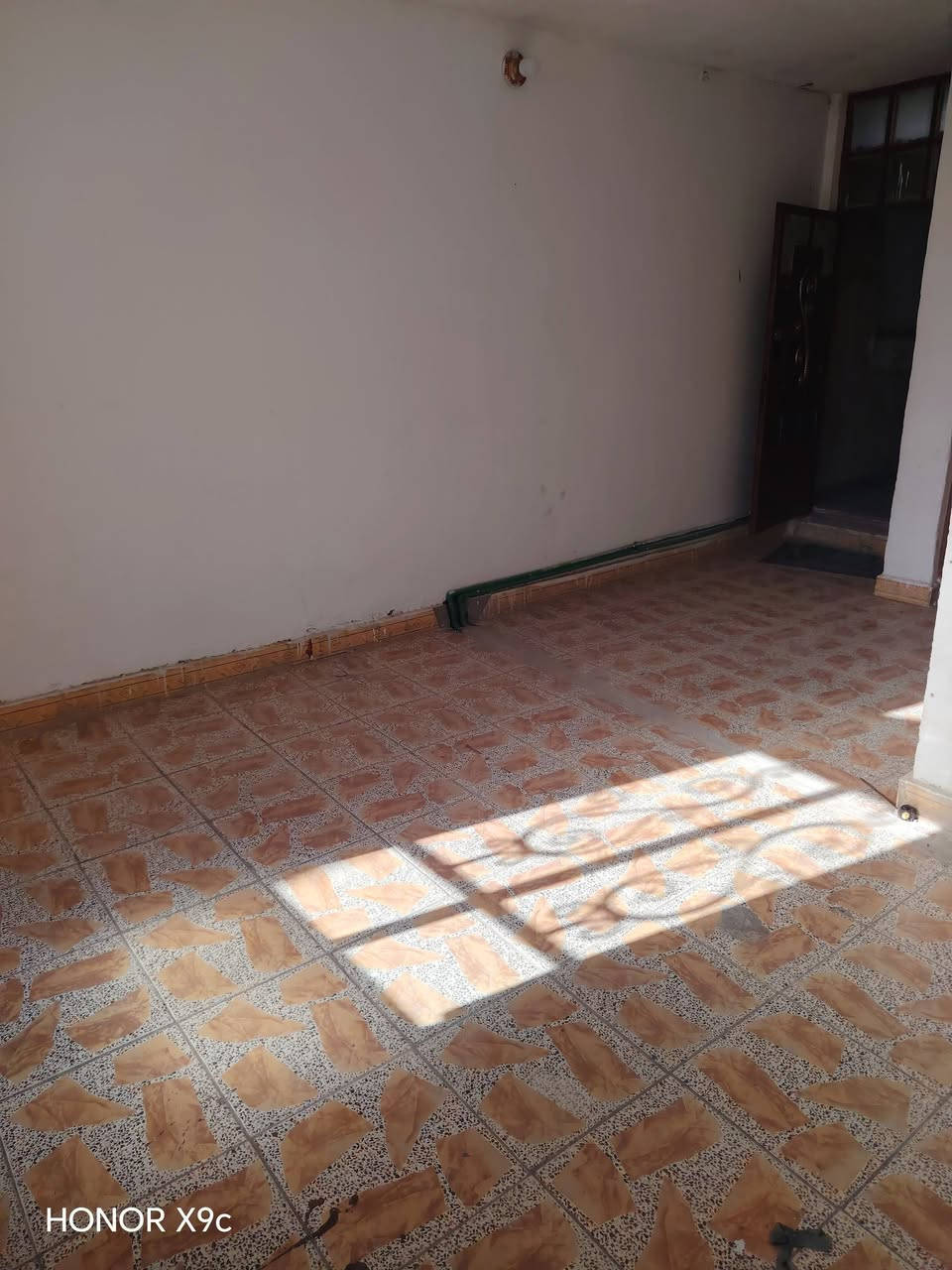 السلام عليكم
بيت 150 متر بثلاثينيات مقابل جامع شهيد رائد بالشارع عشرين منطقه جدا نظيفه وهادئه بيت طابقين بيت زين لكن الكاشي لطابق الأرضي تعبان الباقي خير من الله اي استفسار اتصل على الرقم ***********

