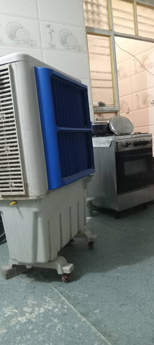 كنفيرا حجم كبير شغاله بس يحتاجلهه تنظيم ورجلين مكسوره سعره 125وبي مجال
