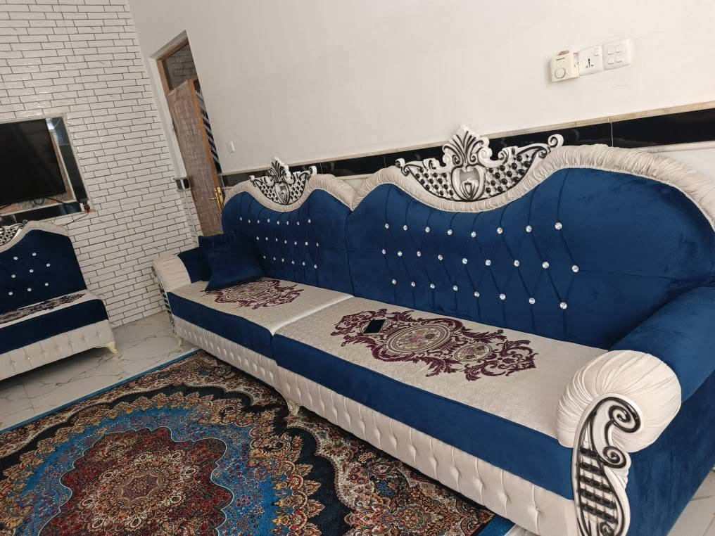 ديوان ملكي شغل درجه اولى الارتفاع ١٣٠سم أسفنج مميز طبي قماش تركي شاومو الظهر دبل سفنج الخشب بلاويد الصفاح جاو روسي حرف U   اثناعشر 12 متر من16الى 18مقعد معا 6 كوشات جديد مستعمل لمدة 10ايام سبب البيع ضيق المكان لكون الأستقبال عندي عرض 3متر للأستفسار أكثر الأتصال على رقم الهاتف *********** مكاني ميسان العماره عمارة, ميسان
