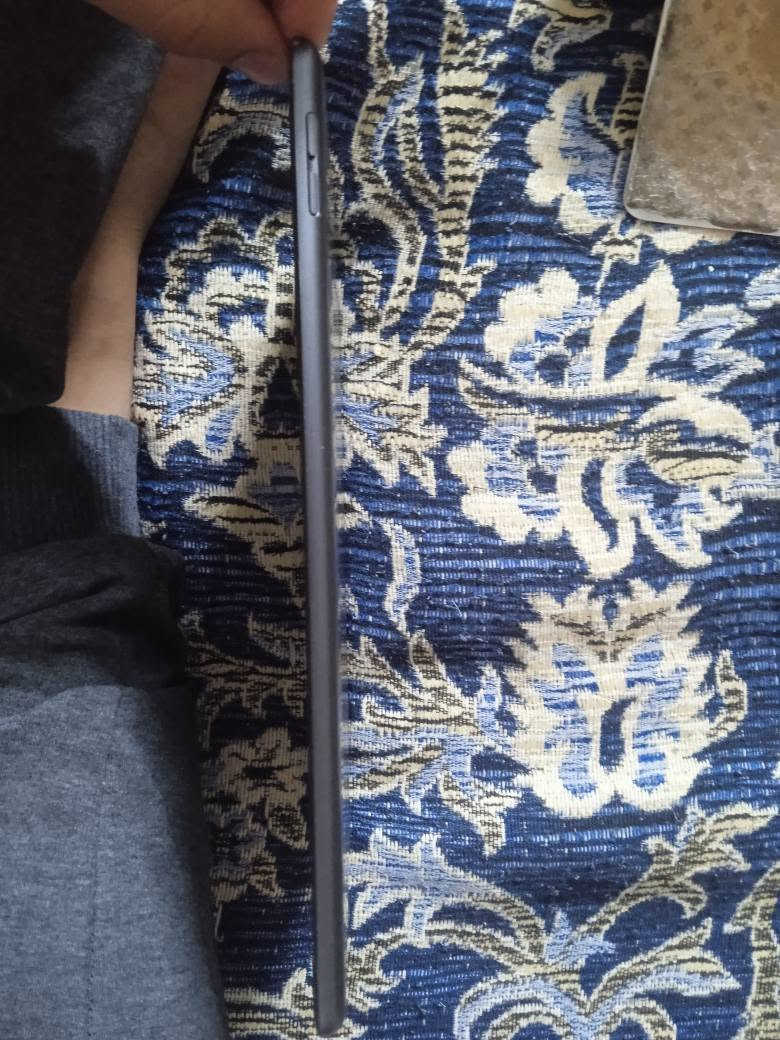 ايباد 9 كامل ملحقاته مع كفر وكارتونته موجوده نضيف لا كسر ولا شخوط  ولا داخل تصليح ولا غيرة اخو الجديد ذاكره 64 للبيع  ب330وبي مجال قليل للشراي مو شراي لا تراسل او مراوس ب اربعه كير لو خمسه كير لو سيفان اوراق اصوليه من موديل 23ونته صاعد ونتراهم عله فرق ماكو مشكله مكاني نجف عسكري كبل قرب مطعم ابو عقيل للستفسار *********** النجف, العراق
