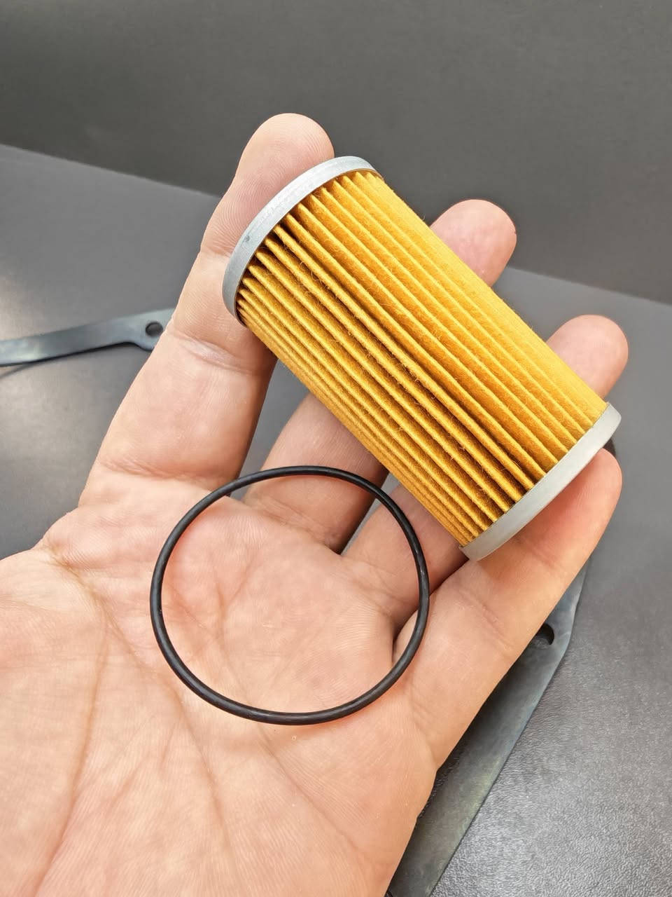 فلتر گير CVT لسيارات نيسان، جديد غير مستخدم
يوجد توصيل لكافة المحافظات ***********
مناسب للموديلات التالية :
 * نيسان صني (Nissan Sunny): من موديل 2012 إلى 2024
 * نيسان سنترا (Nissan Sentra): من موديل 2013 إلى 2021
 * نيسان ألتيما (Nissan Altima): من موديل 2013 إلى 2018 (لمحركات 2.5L)
 * نيسان جوكي (Nissan Juke): من موديل 2011 إلى 2017
 * نيسان إكس-تريل / روج (X-Trail / Rogue): من موديل 2014 إلى 2020
