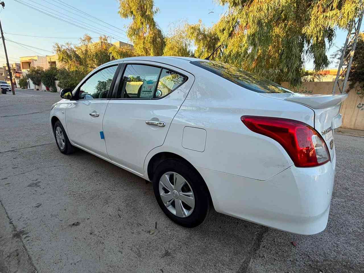 نيسان صني وارد خليجي لون ابيظ ثلجي موديل 2020 سيارة ماشي 187 كيلو متر كير محرك مكفول سنوية جديد سيارة بدون حادث بدون صبغ مكانين تعديل بارد او حالوب ناعم بل عين مايبين إلا بل فحص سونار سيارة جاهزة شرط تحويل سعر (100$) بي مجال بصيط لطيبين مكان كركوك 
***********
*********** كركوك, العراق
