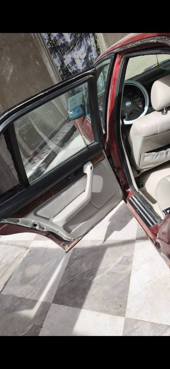 وBMW 525 مسكر تك فانوص.    موديل1991.   محرك كير كفاله                  كشنات جلد  مصبوغه  عام  سياره حلوه نضيفه عوزه بس ترتيبات بسيطه  
بيه منضومه زنون  
باتري تايرات جدد 
سعر 49 
بيع مستعجل 
عنواني بصره شط العرب 
***********
