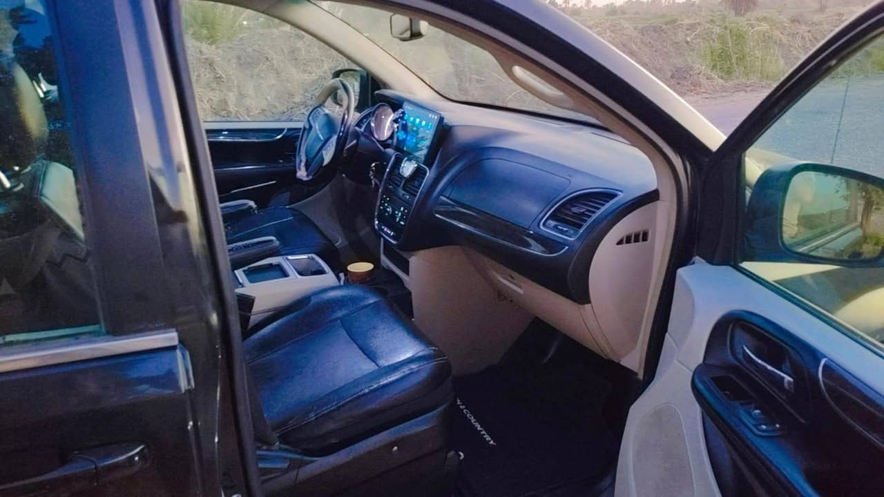 � للبيع – كرايسلر تاون آند كانتري 2013 ( دوج كرفان ) 🚗
لون أسود | حالة ممتازة جداً

محرك 3.6 بنزين

✅ كلين تايتل
✅ بدون أي تبديل
✅ بدون أي صبغ
✅ بدون أي حادث
✅ الضرر الوحيد خدوش بسيطه

من أعلى فئات السيارة ومواصفاتها:

✔️ أبواب جانبية كهرباء
✔️ باب خلفي (صندوق) كهرباء
✔️ كراسي جلد أصلية
✔️ كرسي السائق كهرباء
✔️ كراسي منفصلة سياحية
✔️ تبريد ثلاث قطع
✔️ شاشة كبيره
✔️ كاميرا خلفية
✔️ شاشة أعطال 
✔️ ارضيات بلادي كامل
✔️ فرس سقف مع شاشه للركاب
✔️ زجاج أمامي أمريكي
✔️ ويل قياس 17
✔️ فرس وسطي بين الكشنات 
✔️ بردات بلادي
✔️ سيارة نظيفة جداً من الداخل والخارج

سيارة عائلية متكاملة، جاهزة للاستخدام والسفر ولا تحتاج أي مصروف، والفاحص خير دليل.

🪪 السياره رقم بغداد باسمي تحويل ثاني يوم . 

📍 الموقع: النجف الاشرف

📞 للتواصل:
***********
