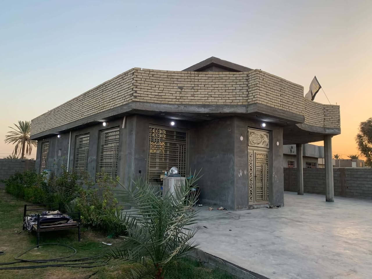 بسم الله ماشاء الله  
قطعة أرض مساحه 900 متر مع بيت كامل بمساحه 200 متر في السلامياات 
جنس الأرض سند 117 
يتوفر كافة الخدمات ماء وكهرباء وخط ذهبي 
يبعد عن المدرسة 200 متر 
باقي التفاصيل ***********
