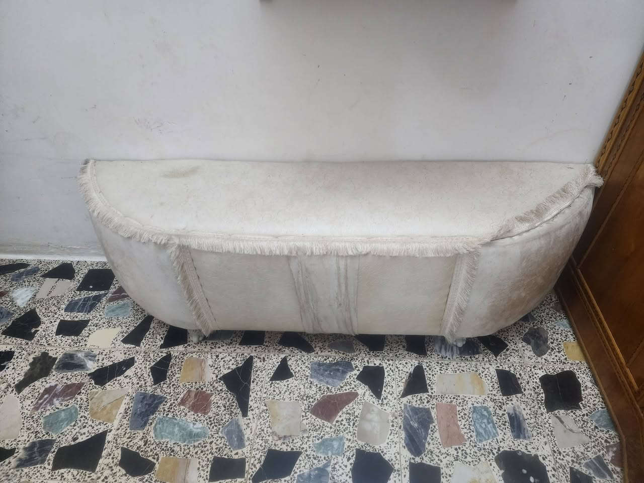 سلام عليكم اخشاب كلهن نضيفات ما عده الدوشك ميز او جرباه كامل اي ضرر ما بيهن السعر ٢٥٠ مكاني بغداد مدينه الصدر ***********
