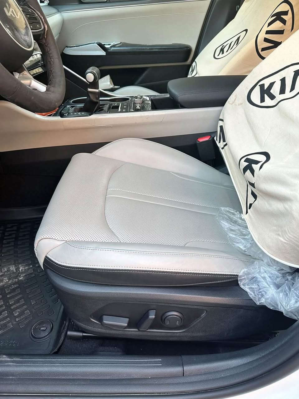 🔥 KIA K5 | موديل 2023
🇦🇪 وارد خليجي
📍 رقم أربيل – خصوصي
🛣️ الممشى: 37,000 كم فقط حقيقي 
⚙️ محرك 2.0 DOHC
🔄 أوتوماتيك

✨ المواصفات:
• سقف بانوراما 🌙
• كاميرا خلفية 📷
• حساسات أمامية وخلفية
• بصمة ودخول ذكي 🔑
• تشغيل عن بُعد
• مقاعد جلد اوف وايت 
• تدفئة المقاعد 🔥
• مقعد السائق كهربائي ⚡
• Blind Spot
• Apple CarPlay / Android Auto
• إضاءة LED
• مكيف أوتوماتيك ❄️
• حساسات ضغط الإطارات
• Auto Hold
• فرامل إلكترونية
• Drive Mode
• مرايات كهربائية شفط 
• أنظمة أمان وثبات
السياره اخذتها زيرو على ايدي وباسمي تحويل مباشر 
 بانزين محسن مشايفه العادي 
دهن وفلتر  كل ٣٠٠٠ كم ابدله امزويل من الوكاله
السياره جدا نظيفة بيها ملاحظات بسيطه تكحيلات بالدعامية فقط وشخص خفيف كد اصبع بالجاملغ الخلفي عايفه ما مصلحة 
السعر ٢١٥٠٠ $ وبيها مجال 
***********

