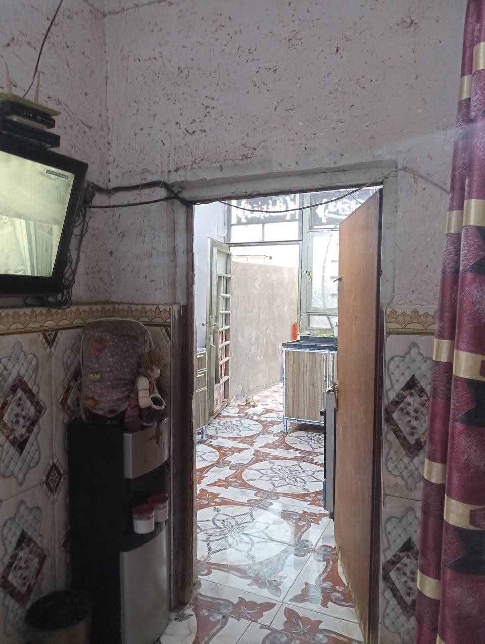 السلام عليكم بيت للبيع غرفة النوم وصاله كلدور مفتوحه ومطبخ مساحه 117سند 25 طابو زراعي وردية خارج يم اسداره ثانيه فرع المولده على شارع تبليط الاتصال على رقم واتساب ***********
