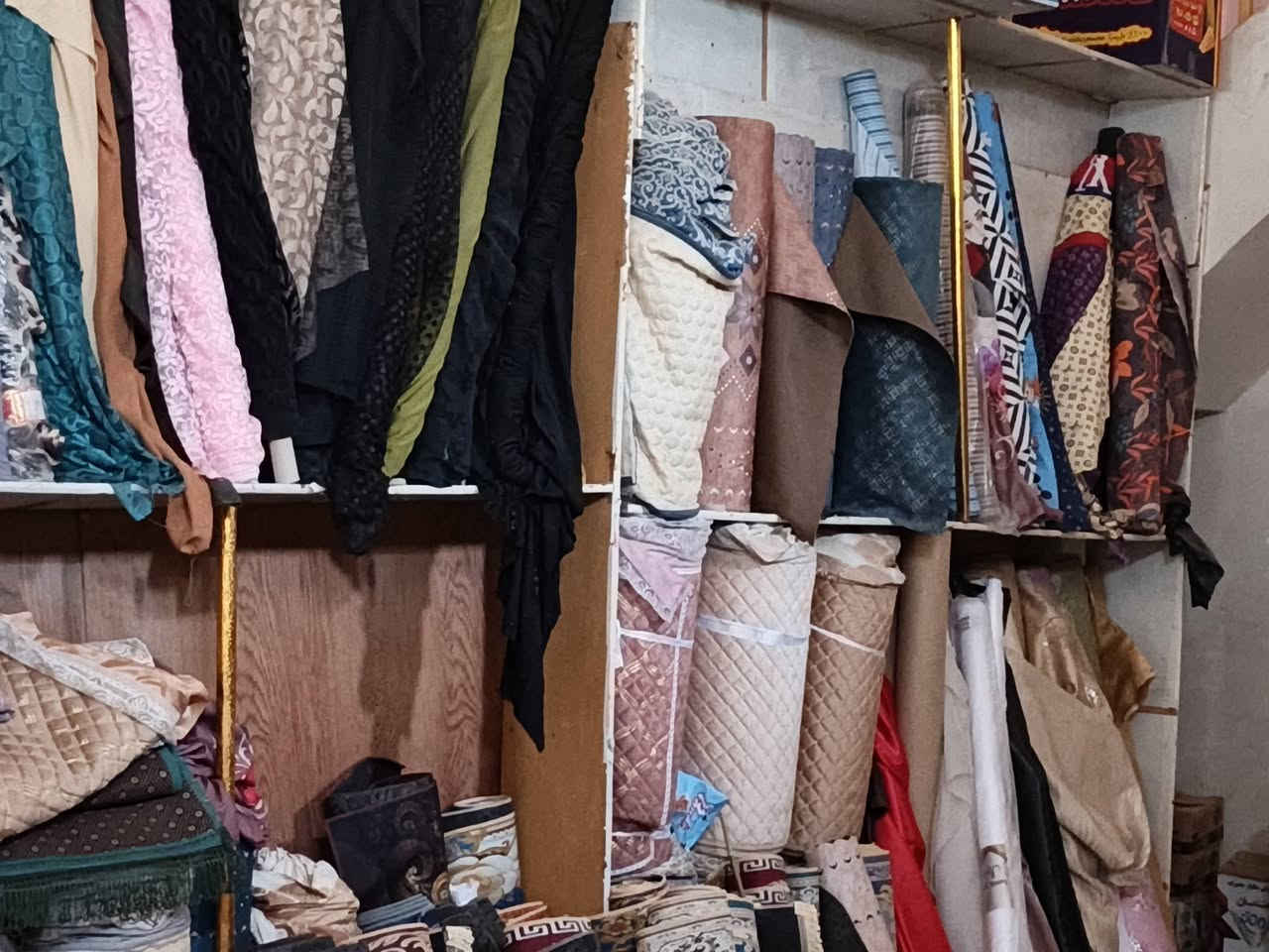 سلام عليكم
مجمع للبيع ينباع كامل وينباع شلعات 

المجمع شامل 

غذائيه منزليه احذيه ونعالات ملابس نسائي واطفال ملابس داخليه رجاليه مفروشات سفريات 

ينباع مع الاثاث وينباع كلشي على حده عنوانه ديوانيه شارع ٦٠ 

***********

***********
