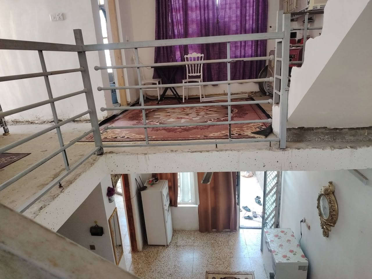 سلام عليكم بيت للبيع 100متر مربع واجهيا 10 ونزال 10 ركن سند 25 زراعي حي الأمير قرب شارع البحيره كل الخدمات موجوده يحتوى ع ستقبال وصاله و قرفه وطابغ الاول نفس الفوك مع الملحقات للستفسار ***********
