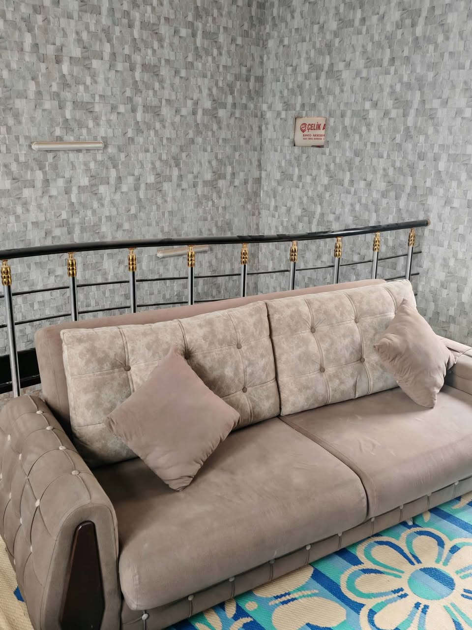 مستعمل • ٣ قنفات • تخزين بقفل