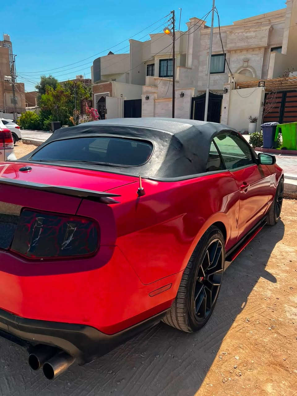 🚀 لعشاق الهيبة والنصبة الرياضية.. الوحش الأمريكي يطلب شراي! 🏎️🔥
إذا تدور على سيارة تلفت الأنظار بالشارع، هيبة، ونصبة مال ملوك.. فمالك غير هالمزيونة!
فورد موستنك (Mustang) موديل 2010، سيارة مال اقتناء ومتعوب عليها بحق وحقيق، مو مال تجارة.. مال هاوي يركب ويتونس! 😎
🌟 المواصفات والمميزات الأساسية:
 ⚙️ المحرك: 4000 CC (قوة وهندسة وعزم رياضي حقيقي) 🚀.
 🕹️ الكير والمحرك: جديد جديد! شغل واطلع وسافر وين ما تحب وأنت مطمن 🛠️.
 🚦 التحكم: شفتات بالاستيرن (F1) لمتعة قيادة رياضية وتحكم كامل بالسرعة 🏎️💨.
 🏎️ البدن والنصبة: كشفي، مصبوغة حزام لجمالية المظهر، مع نصبة حلوة ووقفة هيبة تفر الروس فر بالشارع! 😍
 📊 الرقم: رقم أربيل (تحويل وجاهزية تامة) 🧾.
✨ تكنولوجيا وكماليات مميزة داخل السيارة:
 🌈 نظام الترحيب والألوان: نظام ترحيب عند الدخول، مع إضاءة داخلية متغيرة (7 ألوان مميزة) تغيرها حسب مزاجك 🔴🔵🟢.
 📸 الأمان والمساعدة: كاميرات خلفية شاشات وحساسات ذكية للمساعدة بالوقوف والراحة 🛡️.
 🔧 الحدادية: حدادية نص عمر (تمشي وتكفي وتوفي، والسيارة متماسكة وجاهزة).
💬 كلمة من صاحب السيارة:

السيارة متعوب عليها ومصروف عليها بحرص، يعني تشتري سيارة جاهزة تملي عينك وعين الي يشوفك.. شغل واطلع قبل!:

📞 للتواصل والاستفسار:
 📱 رقم الهاتف: [***********][***********]

 📍 الموقع/المكان: [مقهى بن رضا علوان /حي الحسين /مقابل نيكست لفل ]

 💵 السعر:[السعر 90 وبيه مجال "]

(ملاحظة: الشراي الجاد يتصل وما نقصر وياه إن شاء الله 🤝)
