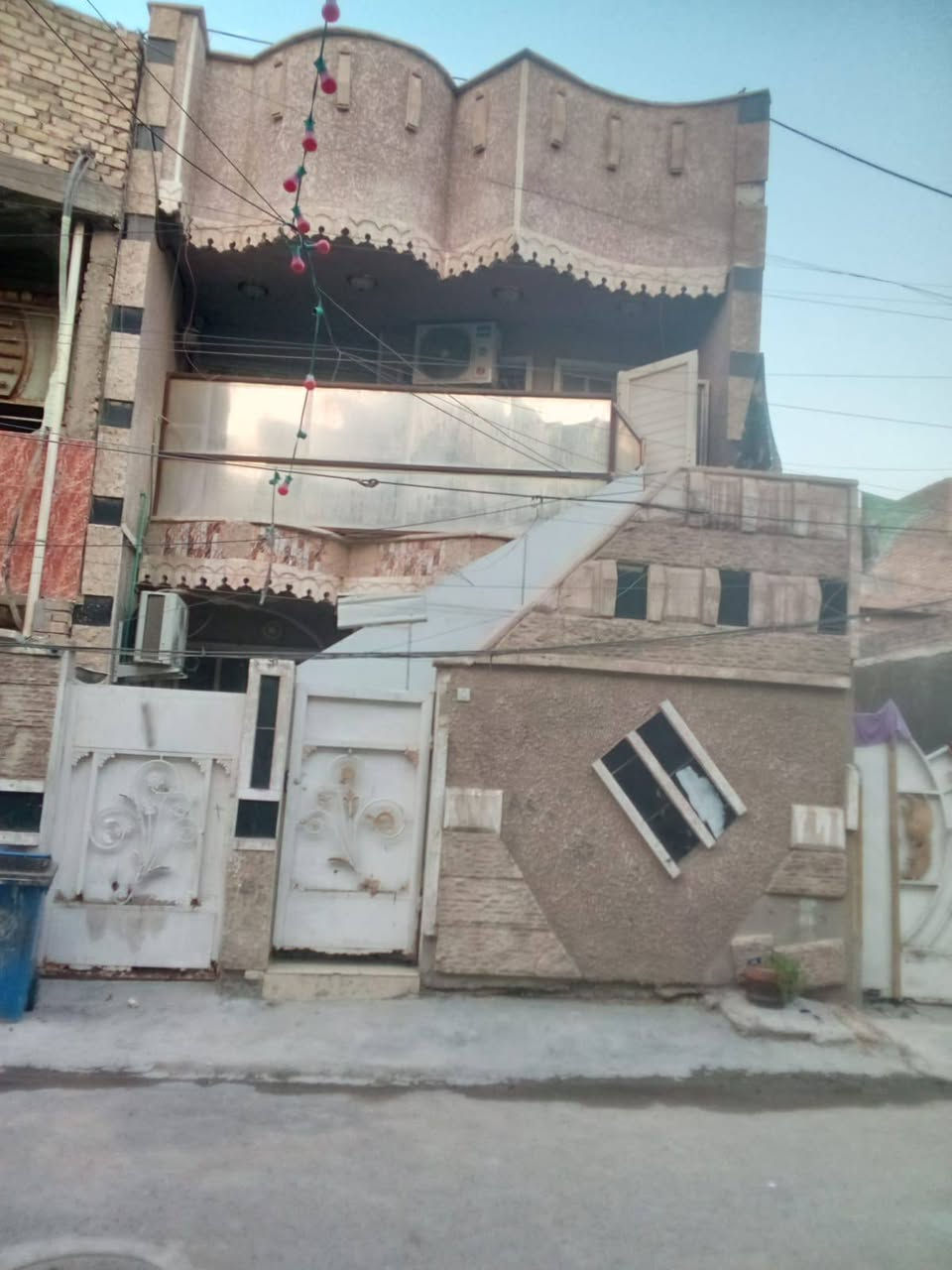 .الدار للبيع مكانه الشعب خلف الاطفائه طابو زراعي الواجه ٦وربع ونزال ٢٠يحتوتي ع استقبال ومطبخ فوك وجوه و٥غرف نوم  وحمامات عدد ٤ البيت كامل بناء حديث لاستفسار الاتصال ع ***********

